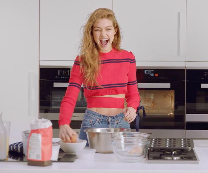 Slank meisje bereidt zichzelf een gezond ontbijt voor