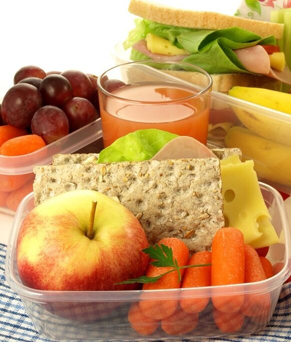 Rauwe groenten en fruit kunnen als tussendoortje worden gebruikt bij het volgen van het Tabel 3 dieet. 
