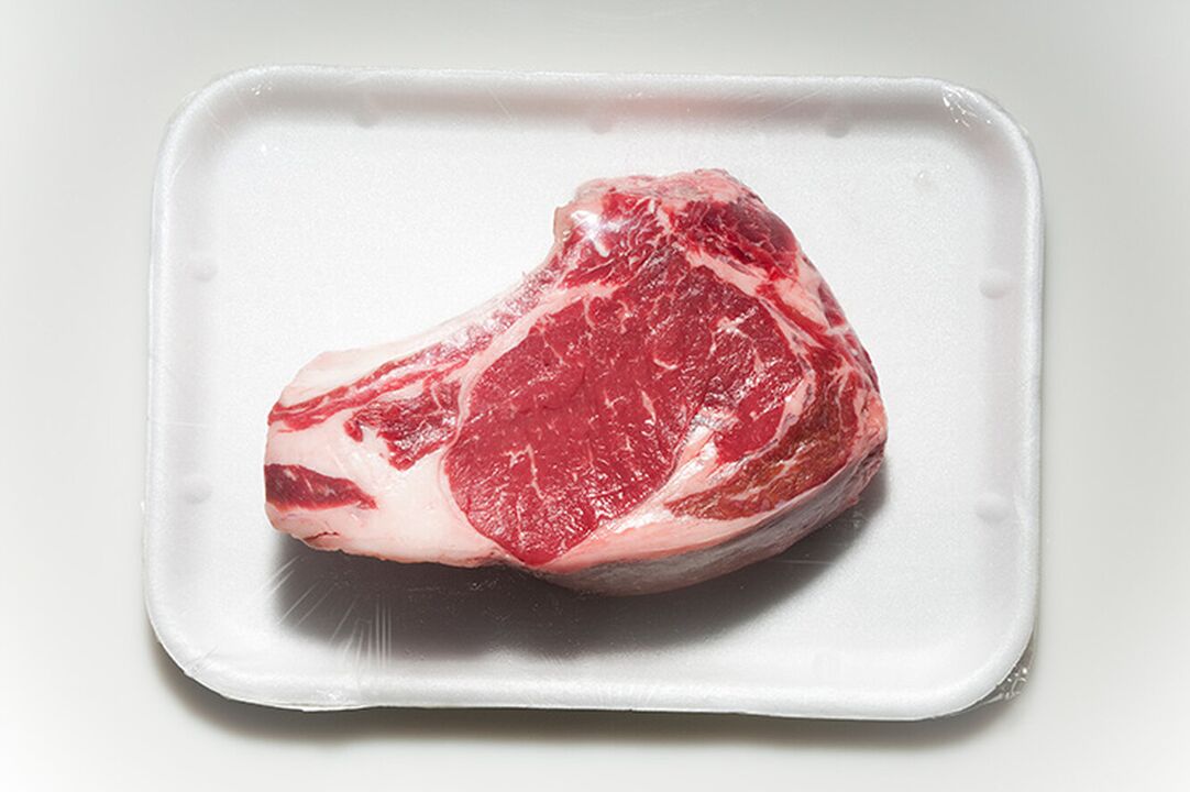 Veel voedingsmiddelen, zoals rood vlees, zijn uitgesloten van het menu in het dieet voor jicht. 