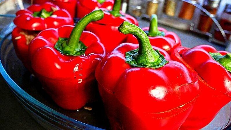 Je kunt de tweede dag van het 6 bloemblaadjes -dieet diversifiëren met rode paprika gevuld met groenten